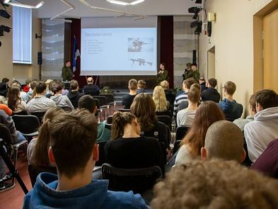 Vilistlastest ajateenijad k�lastasid kooli