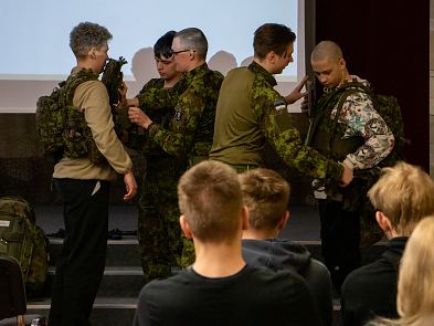 Vilistlastest ajateenijad k�lastasid kooli