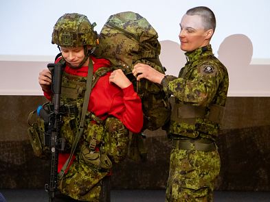 Vilistlastest ajateenijad k�lastasid kooli